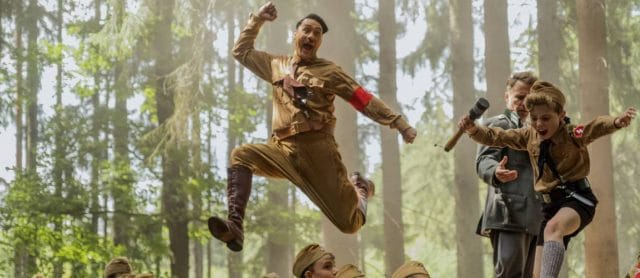 x86185168 Taika Waititi and Roman Griffin Davis in the film JOJO RABBIT Photo by Kimberley French. .jpg.pagespeed.ic .Si3vkMKnbR