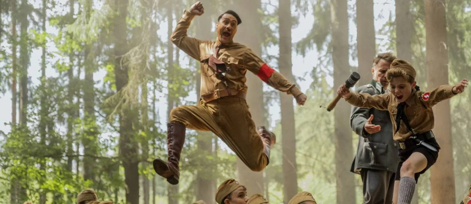 x86185168 Taika Waititi and Roman Griffin Davis in the film JOJO RABBIT Photo by Kimberley French. .jpg.pagespeed.ic .Si3vkMKnbR