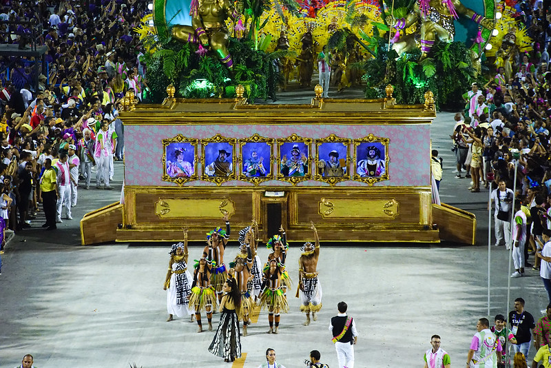 Carnaval fantástico | Desfile de escola de samba pode ser um livro aberto?