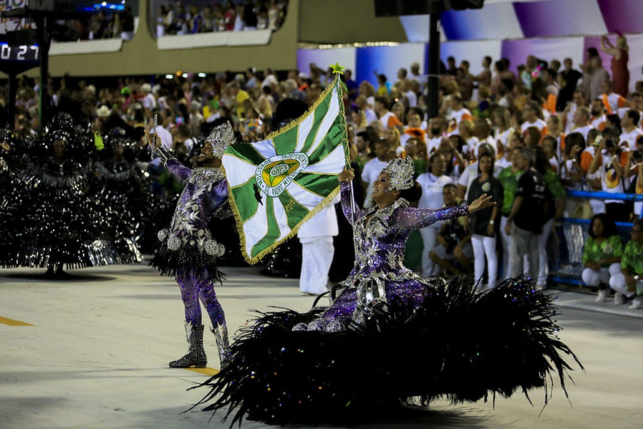 Carnaval fantástico | Desfile de escola de samba pode ser um livro aberto?