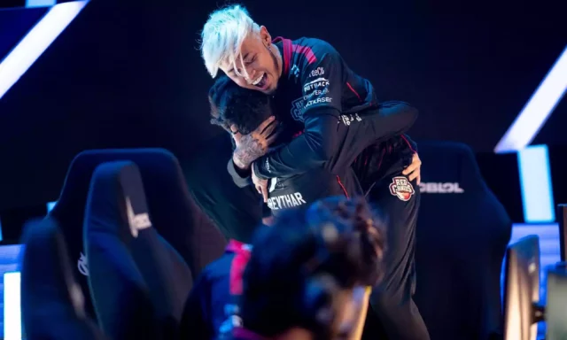 Imagem de Grevthar e TitaN comemorando após vitória da RED