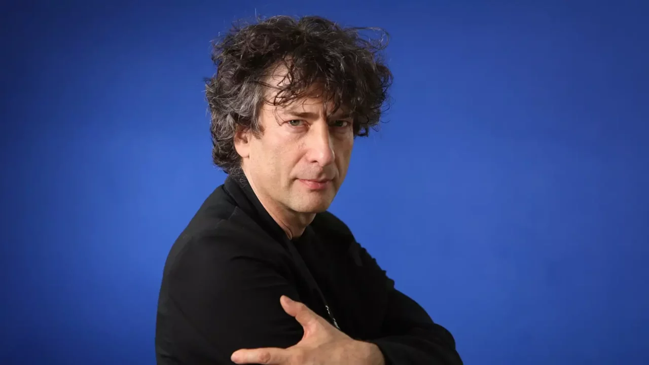 Good Omens é cancelada pela Prime Video após acusações de assédio contra Neil Gaiman Neil Gaiman criador de Good Omens
