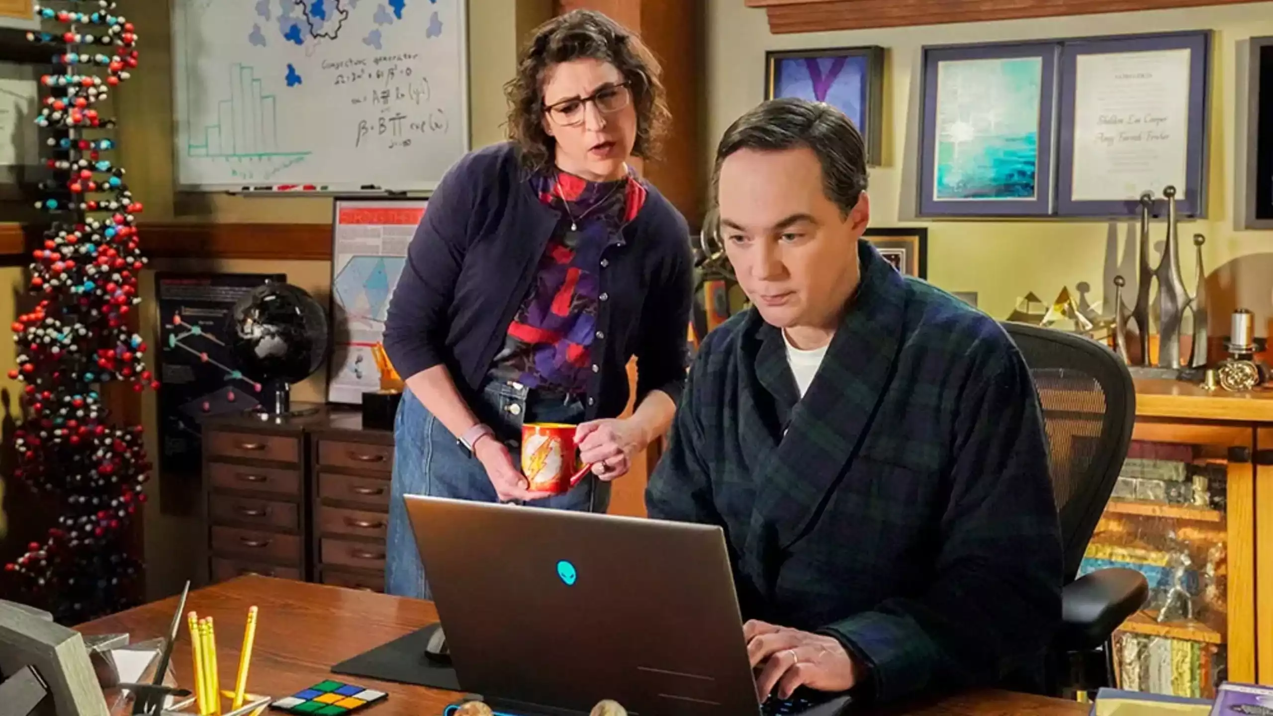 Jim Parsons e Mayim Bialik retornam como Sheldon e Amy, de The Big Bang Theory, no episódio final de Young Sheldon. Veja as fotos.