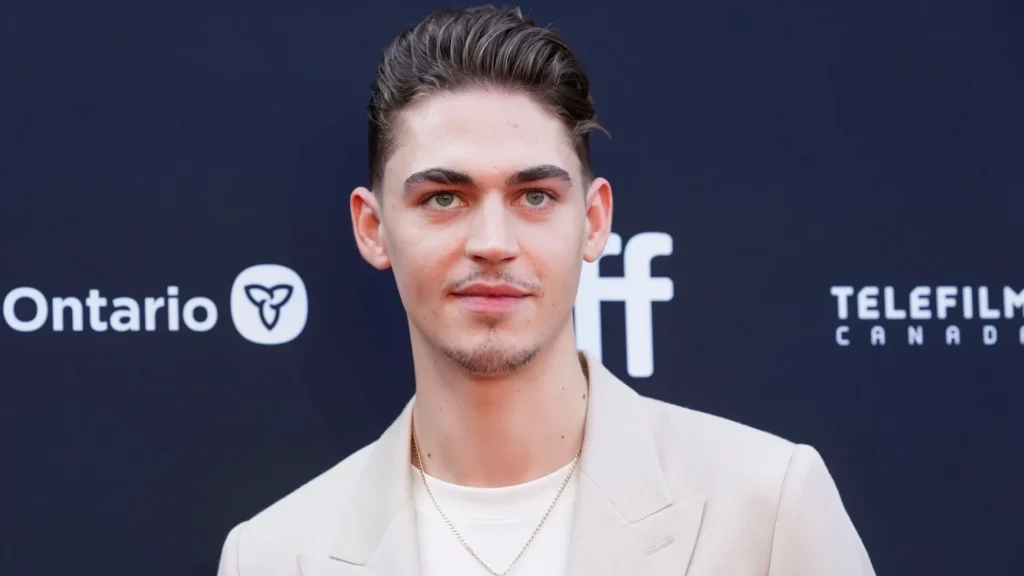hero fiennes tiffin cabana do leitor