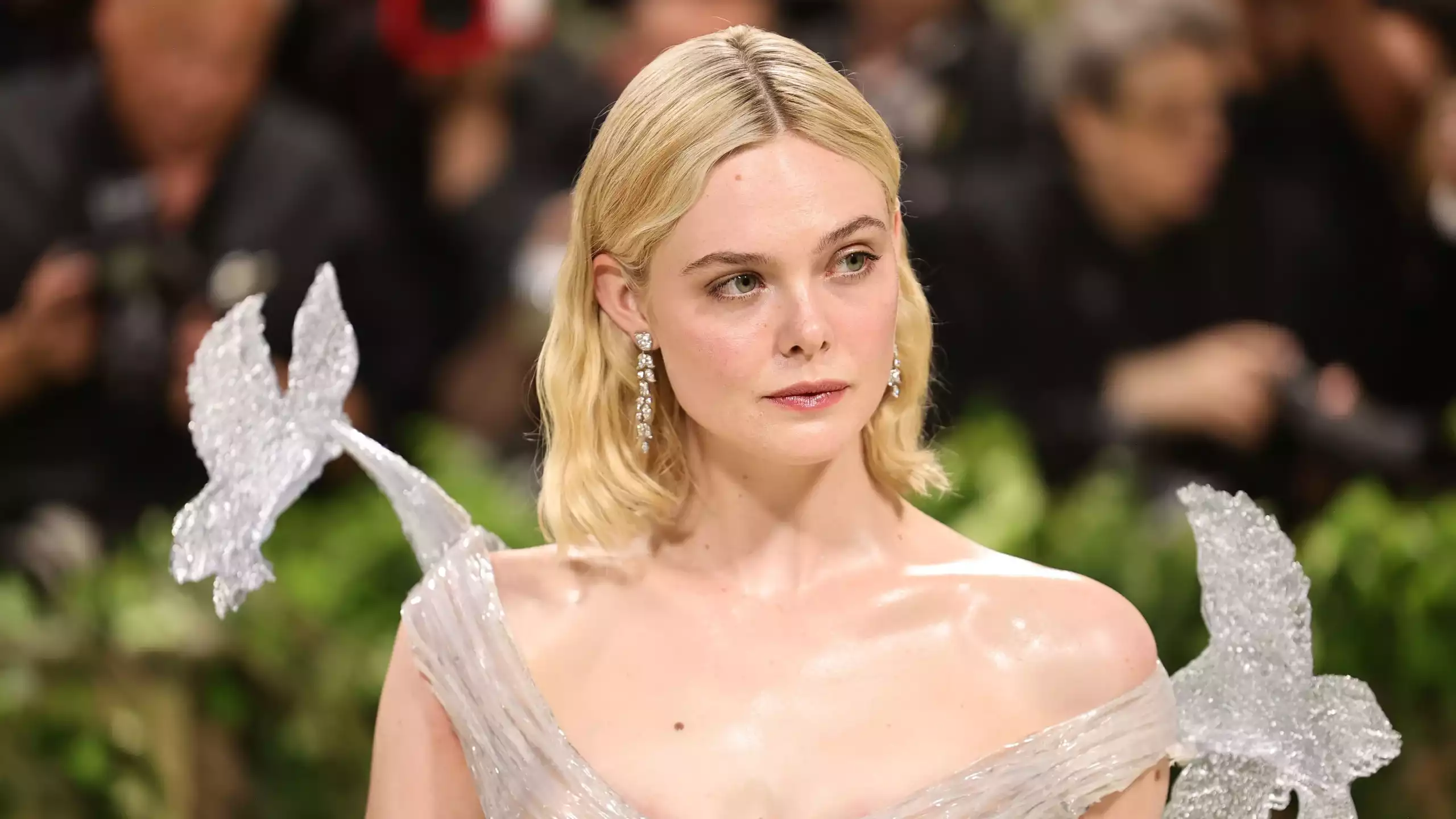 Predador | Novo filme da franquia pode ter Elle Fanning Elle Fanning deve estrelar novo filme da franquia Predador.