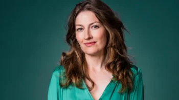 Kelly Macdonald, conhecida por seus papéis em "Boardwalk Empire" e "No Country for Old Men", foi confirmada como parte do elenco da série "Lanternas", produzida pela HBO e DC Studios.