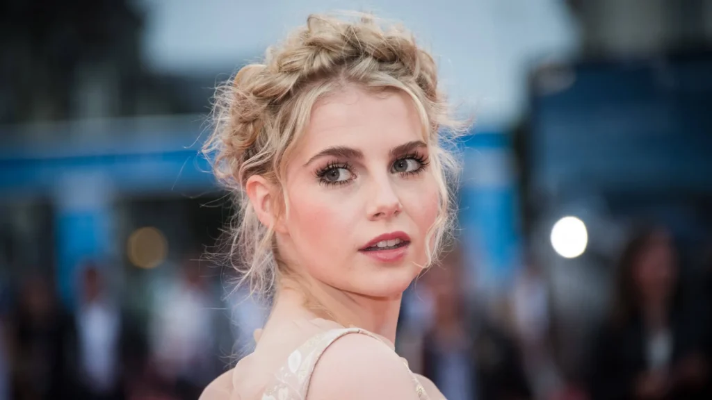 Sophie Turner pode ser a próxima Tomb Raider Lucy Boynton