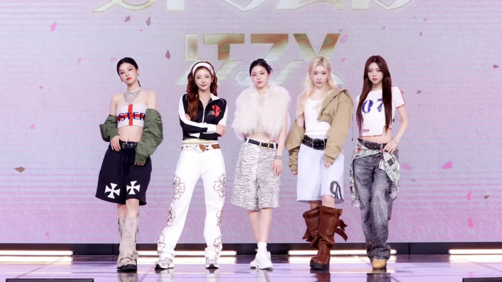 ITZY faz comeback com o grupo completo, ouça "GOLD"! Itzy em coletiva do álbum "GOLD".