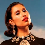 Raye tem carro roubado e perde composições do novo álbum.