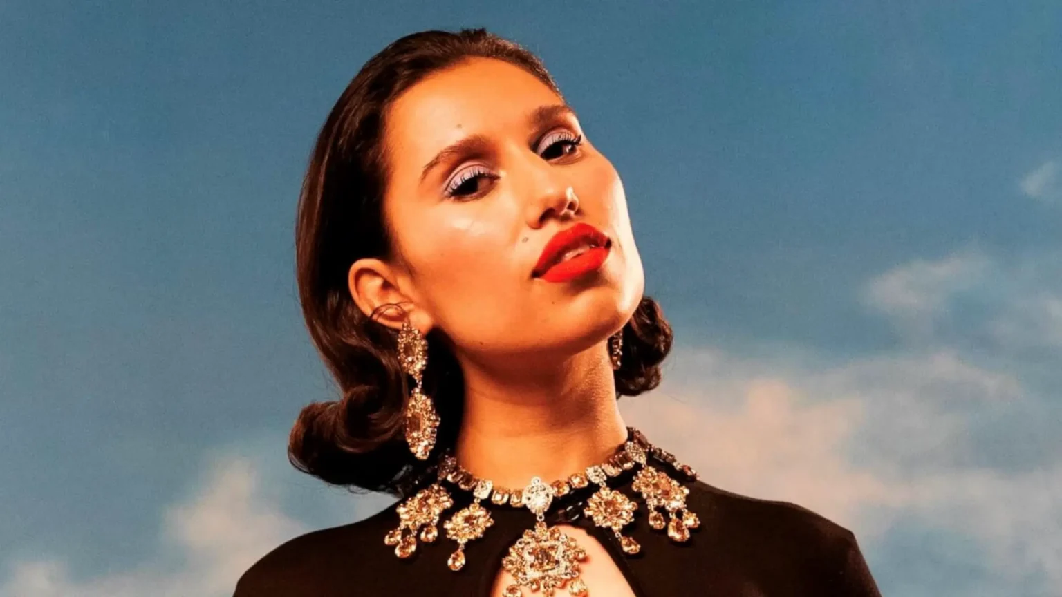 Raye tem carro roubado e perde composições do novo álbum.