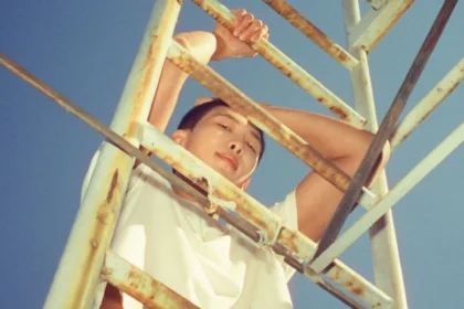 RM: Right People, Wrong Place documentário nos cinemas.