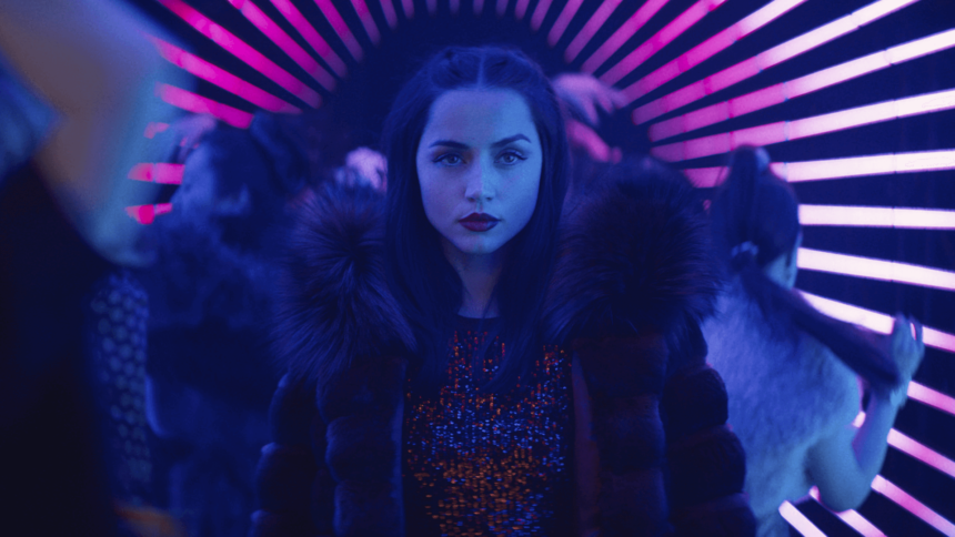 Bailarina | Spin-off de John Wick ganha trailer inédito 1 Pôster de "Bailarina". personagem utilizando um casaco, em frente a luzes neon.