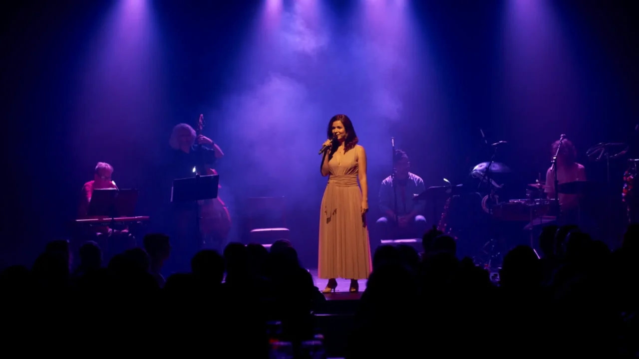 Espetáculo "Espírito livre: filosofia, cinema e música” chega no Manouche 1 bia antunes filosofia e arte