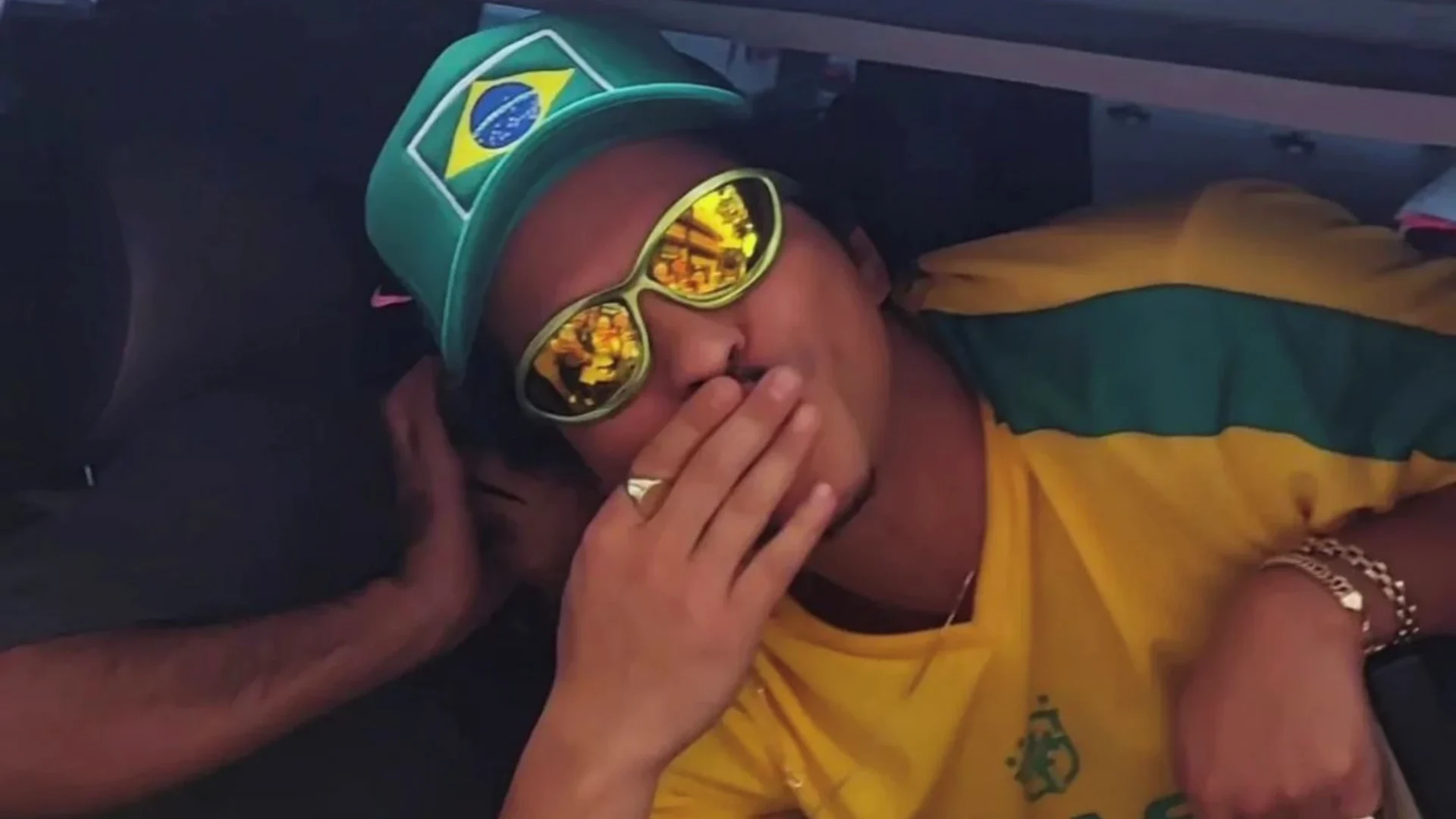 Bruno Mars se despede do Brasil com funk.
