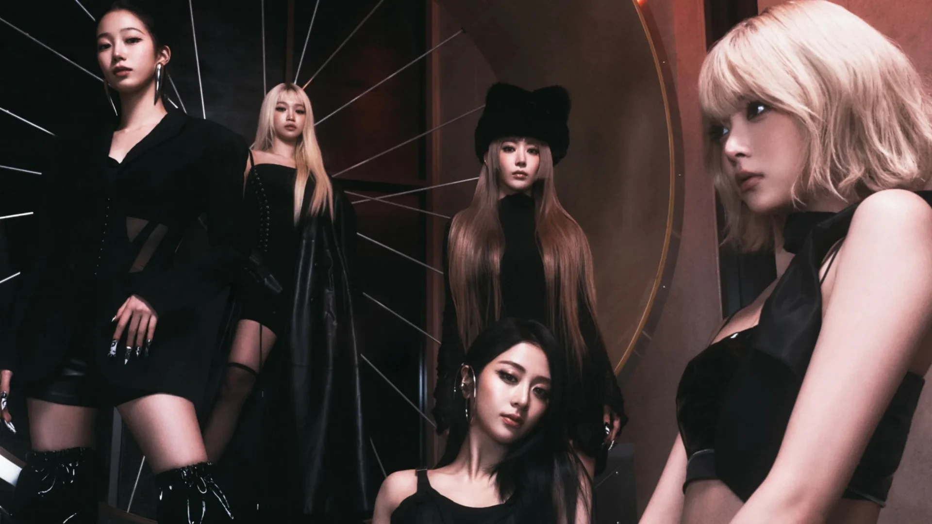 LE SSERAFIM faz aguardado comeback com mini-álbum "HOT"