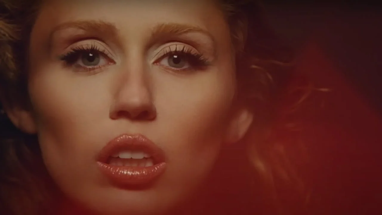 Miley Cyrus mergulha na ópera pop em novo álbum 1 Miley Cyrus mergulha na ópera pop em novo álbum