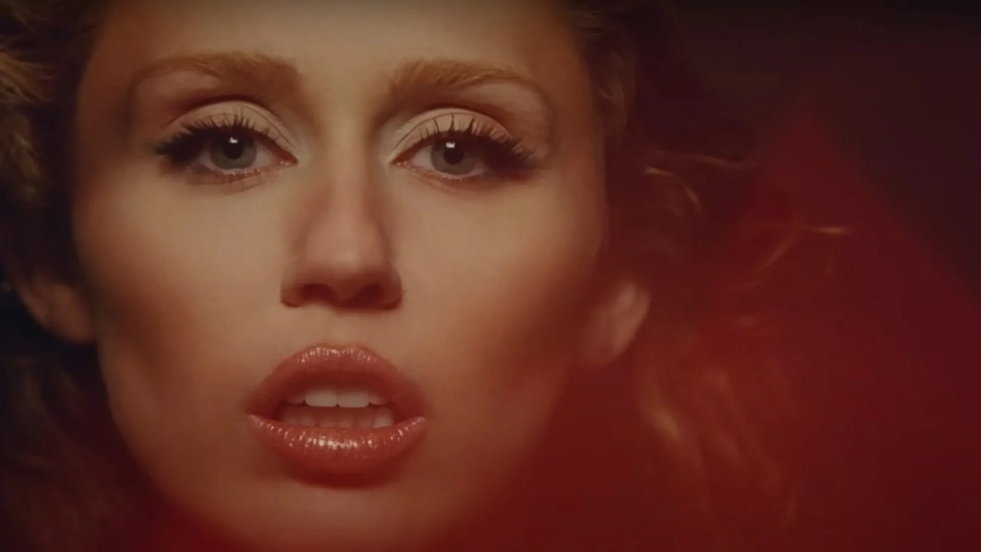 Miley Cyrus mergulha na ópera pop em novo álbum