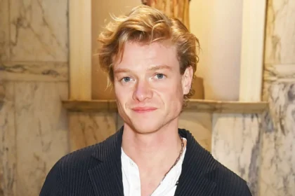 Tom Rhys Harries cara de barro