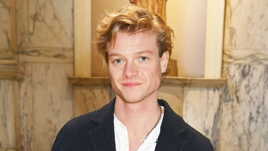 Tom Rhys Harries cara de barro