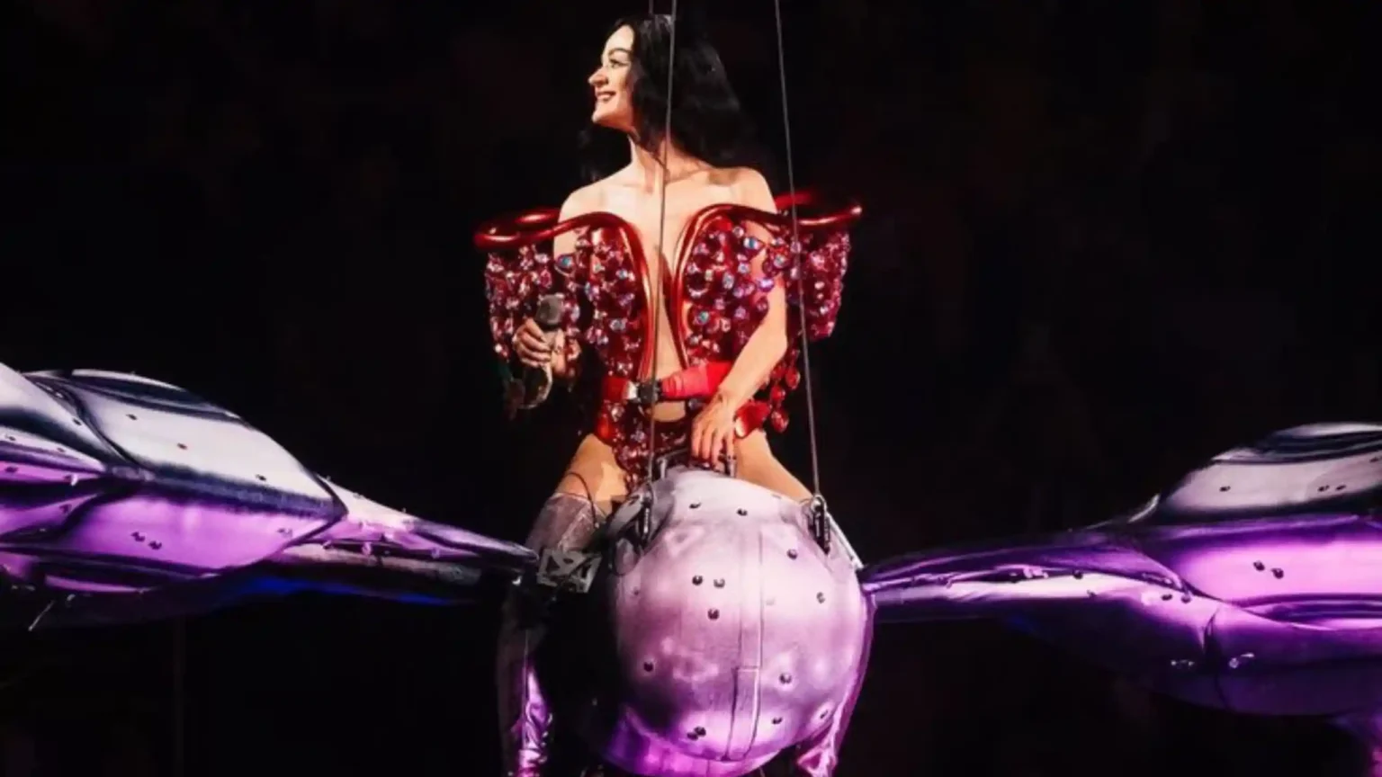 Katy Perry quase sofre acidente em estrutura da Lifetimes Tour 1 Katy Perry