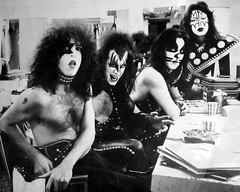 800px Kiss at backstage 1975