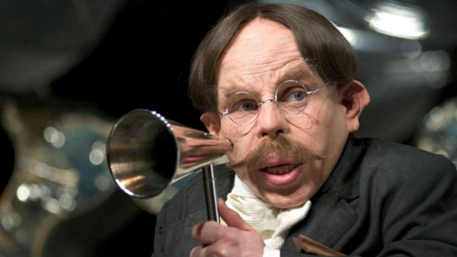 Harry Potter | Warwick Davis retorna a Hogwarts em nova série da HBO 1 Warwick Davis as Filius Flitwick in Harry Potter