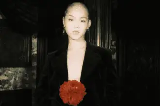 COCONA, do XG, revela ser transgênero e ter feito mastectomia em publicação de aniversário