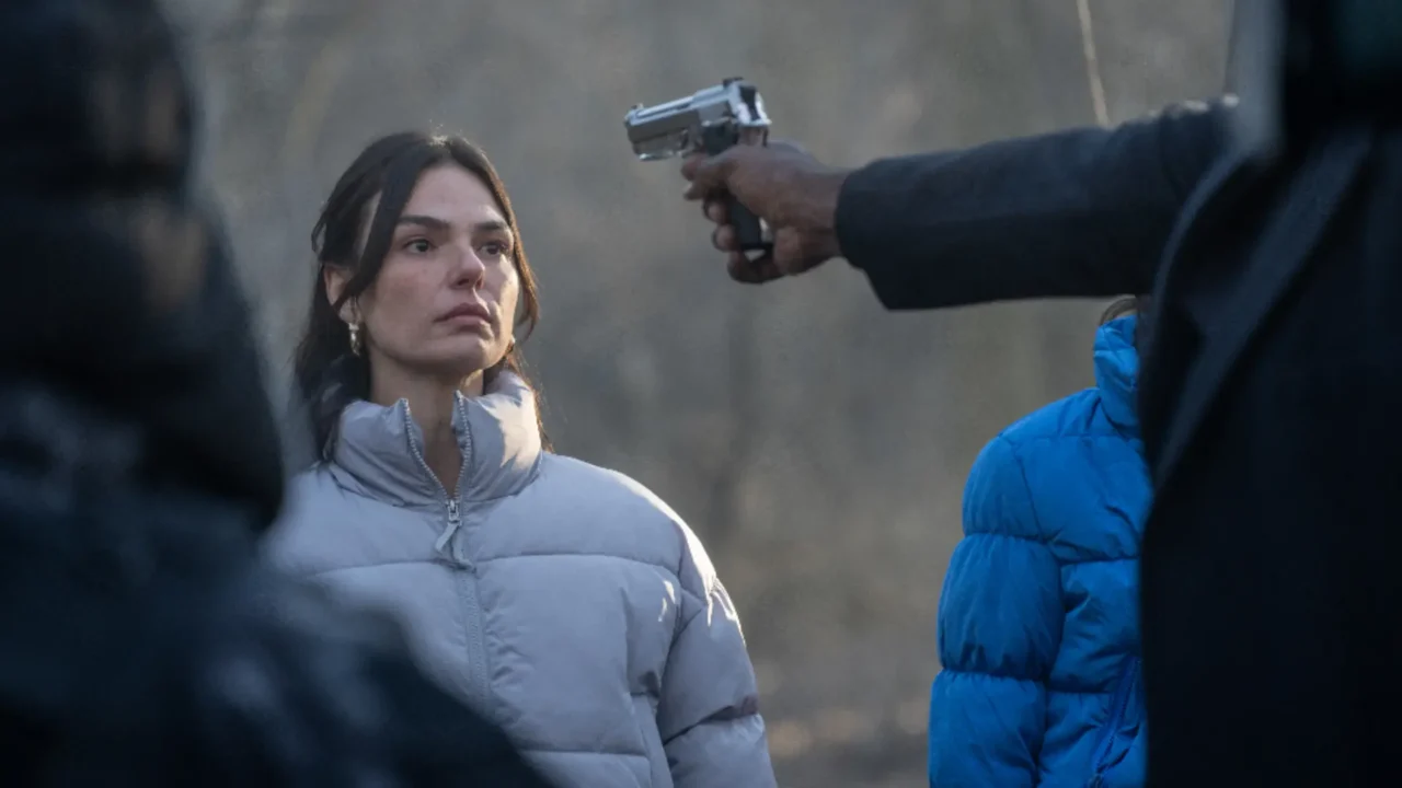 Isis Valverde em Codigo Alarum