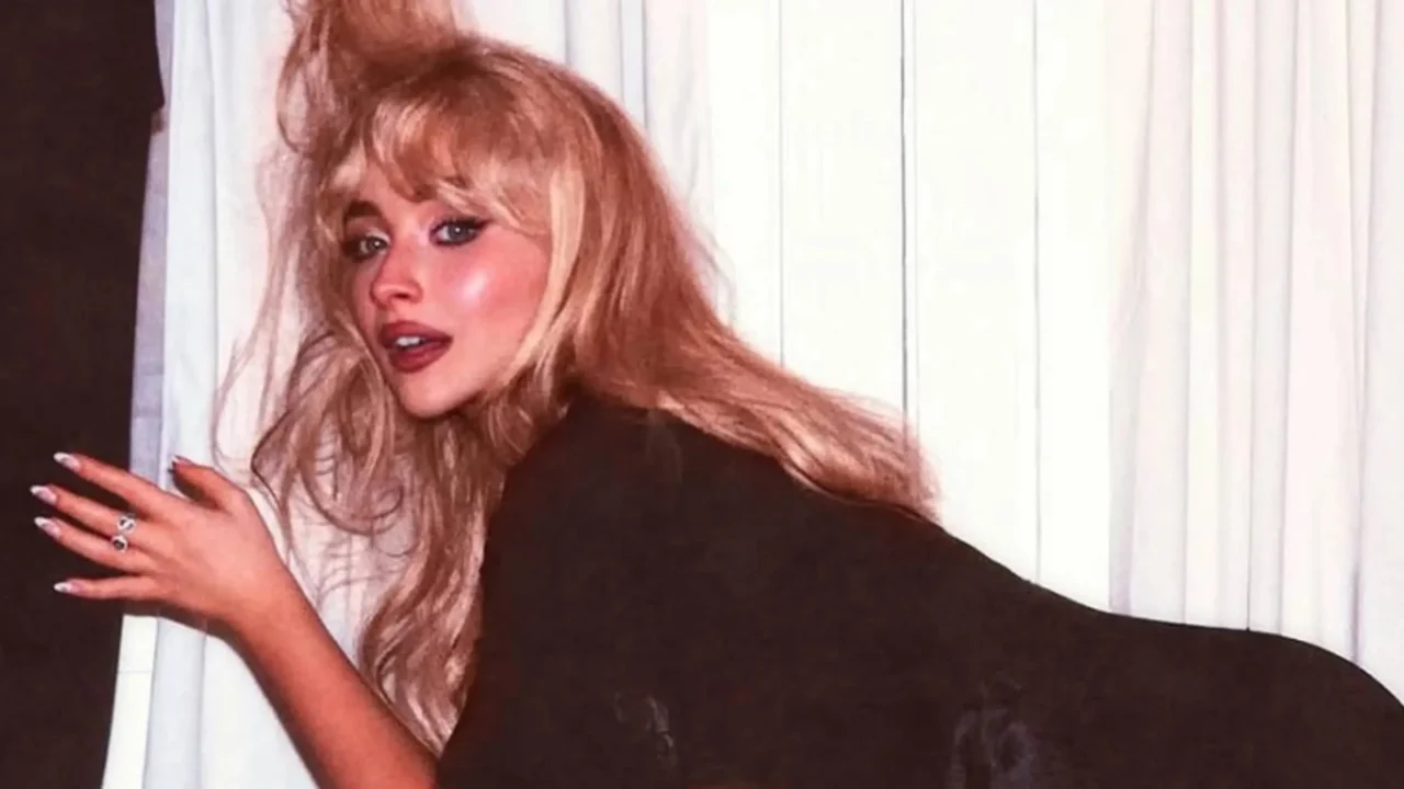 Sabrina Carpenter sobe ao palco do LollaBR com seus sucessos