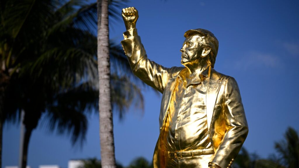 donald trump estatua de ouro cabana do leitor 1600x900 1