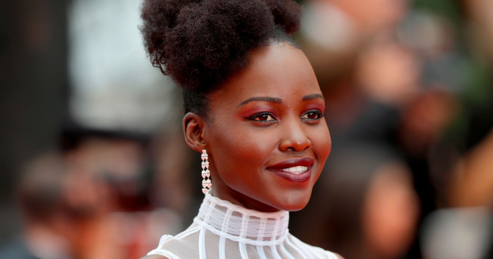 lupita nyongo cabana do leitor 1600x840 1
