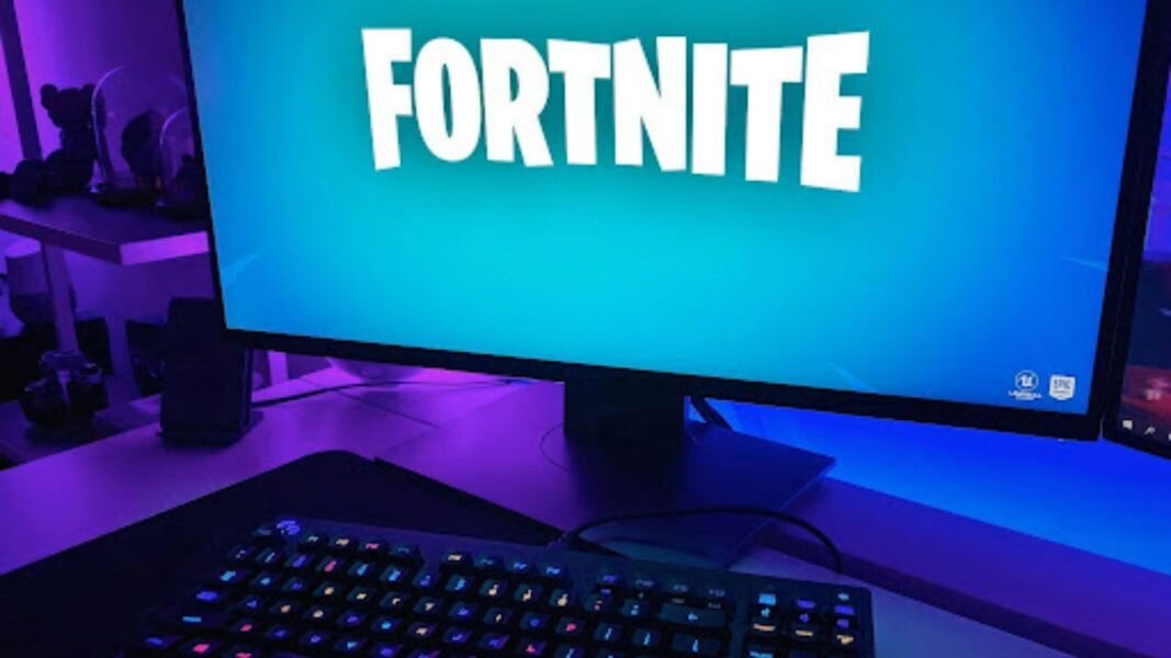 Tela de computador com teclado apresentando a logo do Fortnite