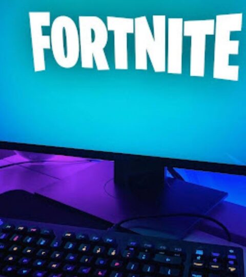 Tela de computador com teclado apresentando a logo do Fortnite