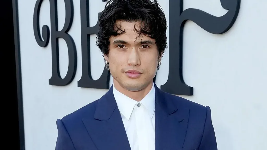 charles melton naruto kakahi cabana do leitor 1600x900 1 cabana do leitor